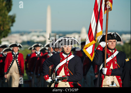 US Army Des soldats du 3e Régiment d'infanterie de la vieille garde et la Fife and Drum Corps effectuer pendant le crépuscule cérémonie tatouage 11 Octobre, 2012 dans Joint Base Myer-Henderson Hall, Virginia. Banque D'Images