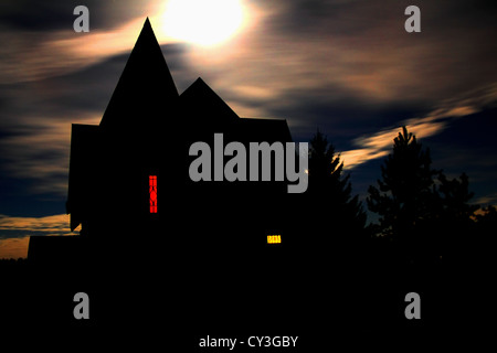 Halloween house contre un ciel nuageux lune Banque D'Images