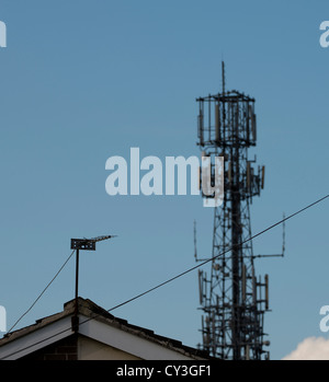 Un mât de téléphonie mobile situé à côté de l'antenne de télévision de proximité, montrant le potentiel de brouillage de la télévision Banque D'Images