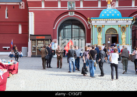 Les passants photographiés par Lénine et Staline. Le Kremlin, la Place Rouge, Moscou Banque D'Images