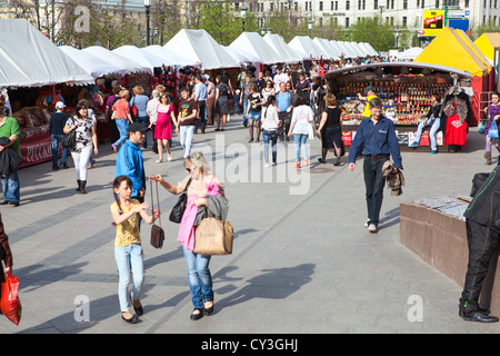 Stands de souvenirs et qui marchent par le 9 mai, Moscou, Russie. Place de la révolution avec une boutique de la rue Banque D'Images