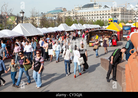 Place de la révolution avec une boutique de la rue et qui marchent par le 9 mai, Moscou, Russie. Banque D'Images