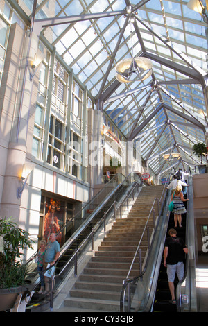 Boston Massachusetts, Boylston Street, boutiques au Prudential Center, escalier mécanique, intérieur, toit en verre, MA120823109 Banque D'Images