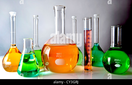 Flacons de laboratoire en verre remplis de liquides colorés. Banque D'Images