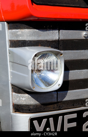 Tracteur Massey Ferguson 135 vintage. Entre les années 1964 - 1975. Vu ici en rouge classique. Banque D'Images