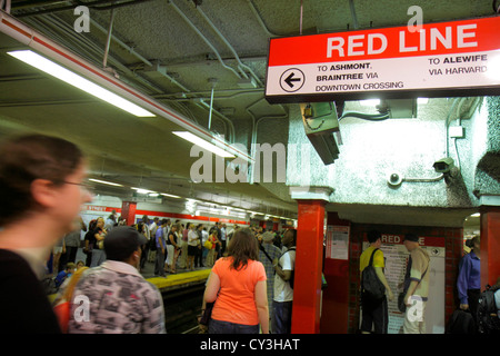 Boston Massachusetts,MBTA,T,Red Line,métro,train,train,riders,passagers rider riders,attente,navetteurs,plateforme,les visiteurs voyagent Banque D'Images
