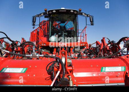Rexor 620 Grimme arracheuse à betteraves dans un ciel bleu clair,UK. Banque D'Images