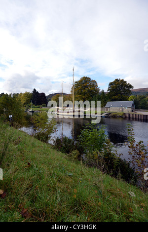 Bateau à voile intégré avant d'entrer dans le Loch Ness du Caledonian Canal Banque D'Images