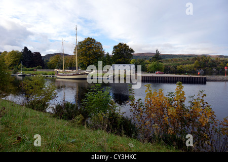 Bateau à voile intégré avant d'entrer dans le Loch Ness du Caledonian Canal Banque D'Images