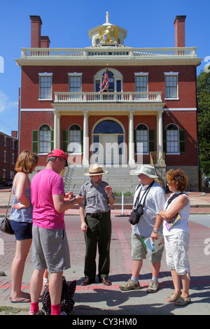 Massachusetts, Nord-est, Nouvelle-Angleterre, Salem, Salem Maritime National Historic site, Custom House, National Park ranger, expliquant, adultes homme hommes Banque D'Images