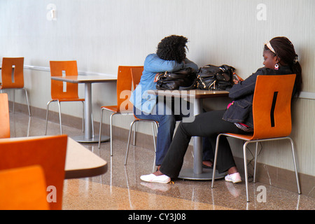 Boston Massachusetts, Logan International Airport, BOS, porte, aire de restauration plaza tables table tables repas décontracté, Black Blacks Africains ethnie minoritaire, ad Banque D'Images