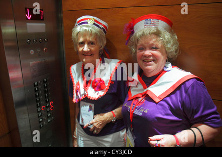 Portland Maine,Holiday Inn Portland by the Bay,hôtel,ascenseur,ascenseur,Red Hat Society,femmes,femme femme femme,senior senior senior citoyens,ME1208240 Banque D'Images