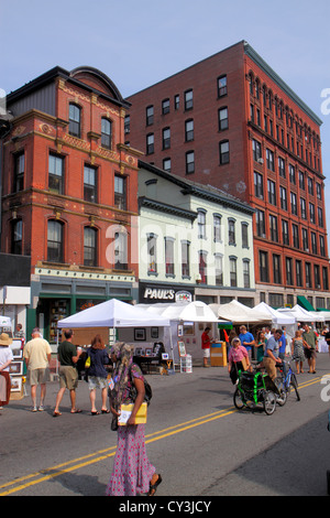 Portland Maine,Nouvelle-Angleterre,Congress Street,WCSH 6 Street,trottoir Art Festival,artistes,vendeur vendeurs,stand stands distributeur merch Banque D'Images