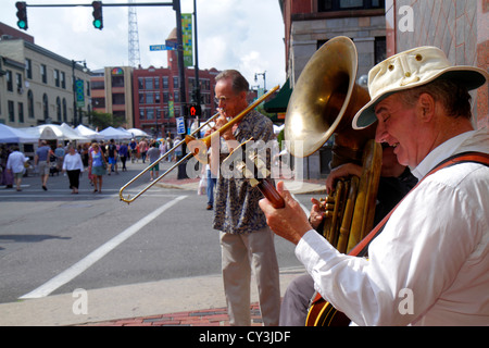 Portland Maine,Congress Street,WCSH 6 Street,Sidewalk Art Festival,artistes,vendeurs stall stands stands stand marché, shopping shopper shopp Banque D'Images