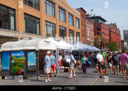 Portland Maine,Congress Street,WCSH 6 Street,Sidewalk Art Festival,artistes,vendeurs stall stands stands stand marché, shopping shopper shopp Banque D'Images