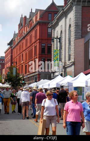 Portland Maine,Nouvelle-Angleterre,Congress Street,WCSH 6 Street,trottoir Art Festival,artistes,vendeur vendeurs,stand stands distributeur merch Banque D'Images