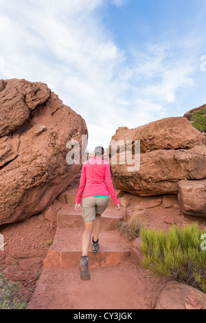 Jeune femme sur un sentier de randonnée à Canyonlands National Park Banque D'Images