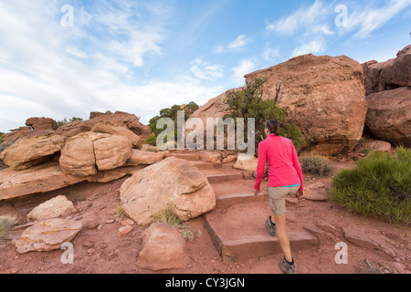 Jeune femme sur un sentier de randonnée à Canyonlands National Park Banque D'Images