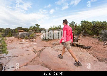 Jeune femme sur un sentier de randonnée à Canyonlands National Park Banque D'Images