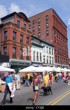 Portland Maine,Congress Street,WCSH 6 Street,Sidewalk Art Festival,artistes,vendeurs stall stands stands stand marché, shopping shopper shopp Banque D'Images