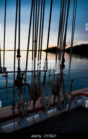 À bord du grand voilier historique Zodiac au coucher du soleil à la recherche à travers le gréement du San Juan Islands de Puget Sound, Washington, Banque D'Images