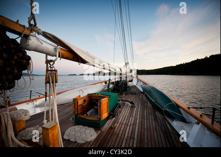 À bord du grand voilier historique de navigation à travers le zodiaque les îles San Juan de Puget Sound, Washington, USA. Banque D'Images