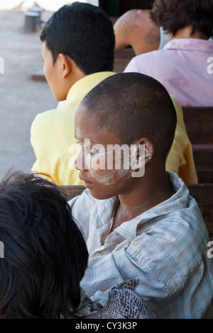 Petit garçon avec crème traditionnel Thanaka sur son visage à Rangoon, Myanmar Banque D'Images