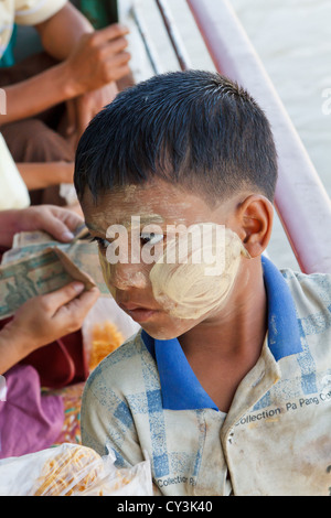 Petit garçon avec crème traditionnel Thanaka sur son visage à Rangoon, Myanmar Banque D'Images