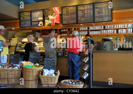 Maine,Nord-est,Nouvelle-Angleterre,Freeport,main Street,route 1,café,Starbucks Coffee,Barista,produits de vente au détail,vente de vitrine,marchandise,emballage Banque D'Images