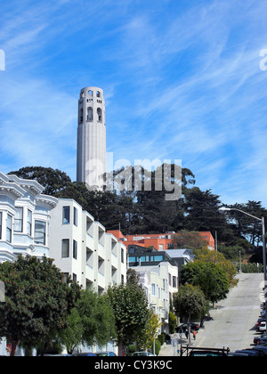 Vue vers le haut de la colline escarpée de Coit Tower dans le Telegraph Hill de San Francisco Banque D'Images