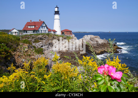 Portland Maine, Cape Elizabeth, Portland Head Light, phare, Keeper's Quarters, fort ft. Williams Park, Casco Bay, océan Atlantique, eau, côte rocheuse, rivage Banque D'Images