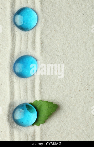 Pierres de verre bleu dans le sable Banque D'Images