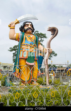 Statue de démon Mahishasura colorés tenant un sabre dans une main et le serpent dans l'autre main sur Chamundi Hills à Mysore, Karnat Banque D'Images