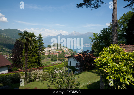 Grandola ed uniti, paysage, de petite ville italienne avec le lac de Côme à distance. Banque D'Images