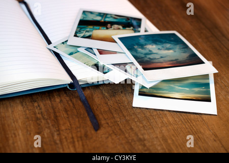 Vintage photos polaroid et un journal. Banque D'Images