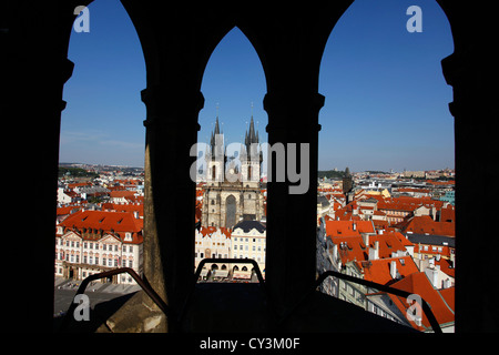 Église Notre Dame avant Tyn vue à travers des fenêtres en ogive, Old Town Square, Prague, République Tchèque Banque D'Images