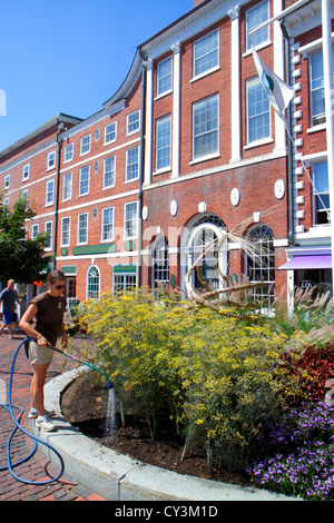 New Hampshire,Portsmouth,Market Square,Congress Street,femme femme femme femme femme,jardin d'arrosage,fleur indigène,plantes,herbes,tuyau,travailleur de travail Banque D'Images