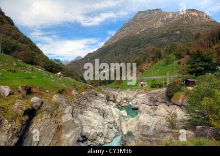 La rivière Verzasca coule à travers la pittoresque vallée Verzasca Banque D'Images
