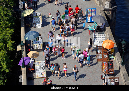 Des foules de touristes et d'échoppes vendant des souvenirs sur le pont Charles à Prague, République Tchèque Banque D'Images