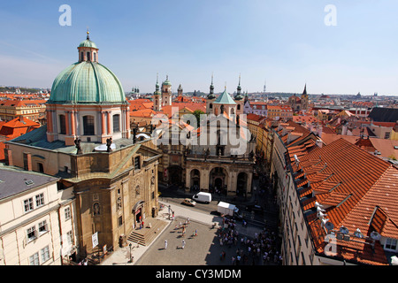 Tours d'église, l'église Saint François d'assise et les toits de la ville de Prague à Prague, République Tchèque Banque D'Images