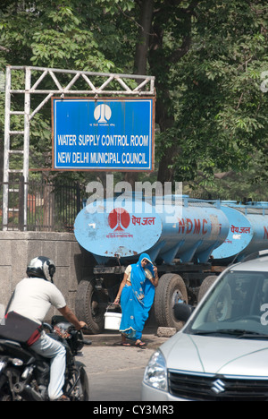 Camions-citernes jusqu'à l'extérieur d'une ligne de commande d'approvisionnement en eau dans la région de New Delhi. Banque D'Images