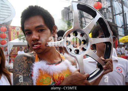 Les dévots de l'culte Chinois prennent part à une procession de la rue.Le Festival Végétarien de Phuket Banque D'Images