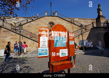 Des excursions en bateau pour les touristes signe à Prague, République Tchèque Banque D'Images