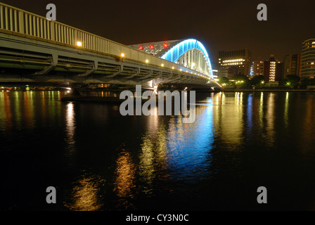 La réflexion d'Eitai colorés de nuit l'éclairage du pont dans les eaux de la rivière Sumida à partie centrale de métropole de Tokyo, Japon Banque D'Images