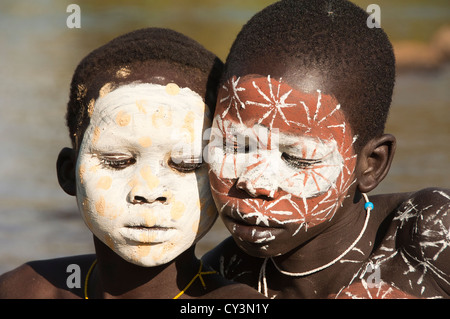 Portrait de deux garçons avec Surma, peintures corporelles, la vallée de la rivière Kibish Omo, Ethiopie Banque D'Images