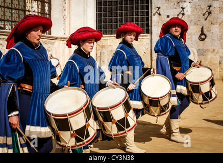 Procession historique avant la course de chevaux du Palio, percussionnistes de mars à la place Piazza Il Campo, Sienne, Toscane, Italie Banque D'Images