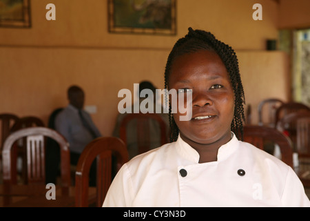 Serveuse africaine dans l'hôtel, au Kenya Banque D'Images