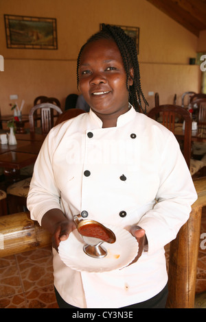 Serveuse africaine dans l'hôtel, au Kenya Banque D'Images