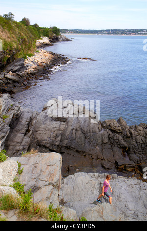 Rhode Island Newport,Easton Bay,Cliff Walk,côte rocheuse,rivage,femme femme femme,explorer,RI120820018 Banque D'Images