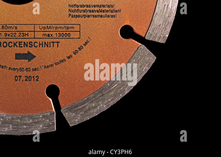 Roue de coupe de diamants Grit - Disque de coupe - isolé sur un fond noir Banque D'Images